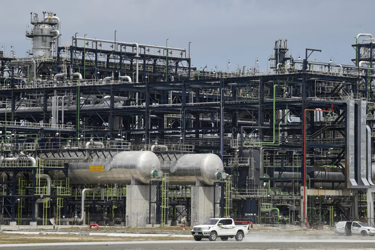 🇳🇬 NIGERIA — Les autorités ont suspendu les licences d’importation d’essence, estimant que la production locale couvre désormais les besoins du pays. L’annonce a été faite le 10 mars par George Ene-Ita, porte-parole de la Nigerian Midstream and Downstream Petroleum Regulatory