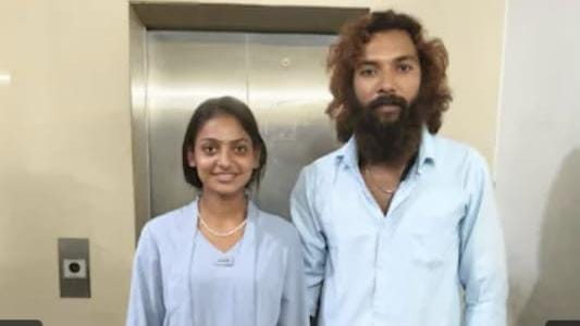 nofilter2026's tweet photo. Monalisa Bhosle, who went viral during the Maha Kumbh Mela, has reportedly married Mohammed Farman, a native of Maharashtra.
The couple tied the knot at a temple in Thiruvananthapuram, Kerala. 💍
#MonalisaBhosle #Kerala #MahaKumbhMela #ViralNews #IndiaNews #WeddingUpdate https://t.co/UZELlTpxMt