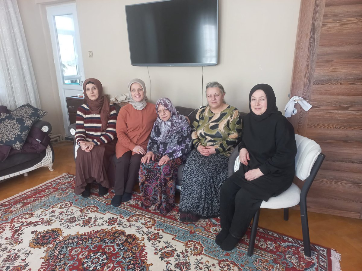 Rüstempaşa ve Çayiçi mahallelerimizde, İlçe Kadın Kolları Başkanımız Sayın Arzu Akçay ve Yönetim Kurulu Üyelerimiz ile birlikte hemşehrilerimizi ziyaret ederek gönül köprülerimizi güçlendirdik. Samimi sohbetlerle hasbihal ettik, talep ve önerileri dinledik. Milletimizle aynı