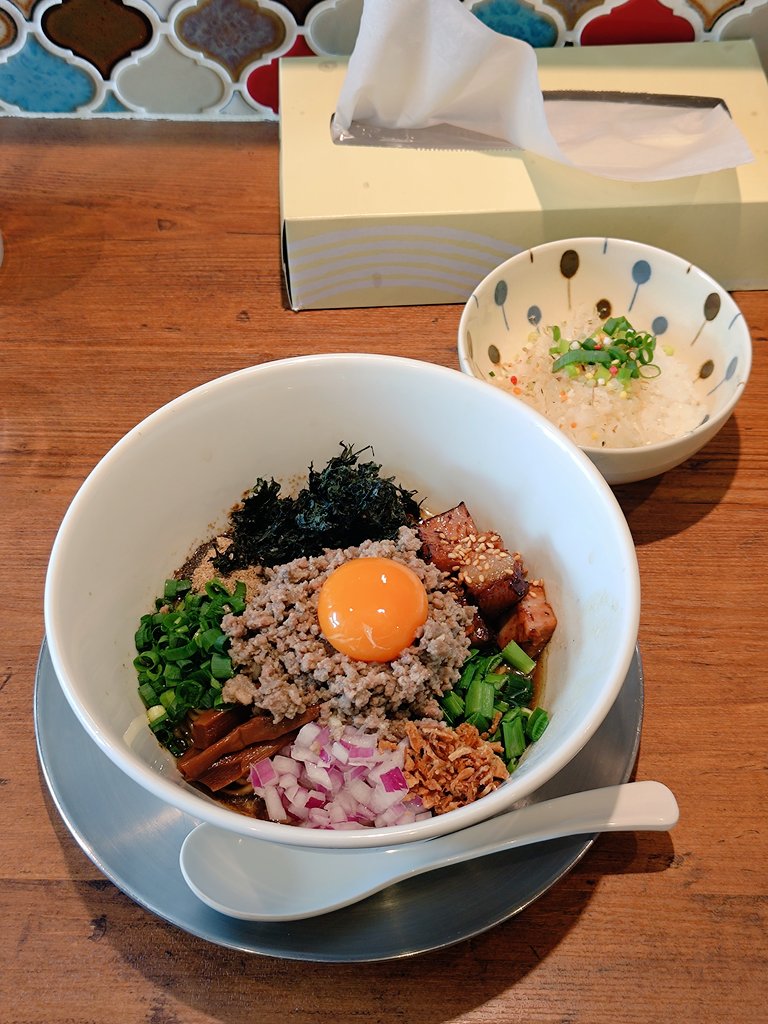 Tanuupy's tweet photo. 静岡県焼津市
麺創房LEO
にんにくアンチョビバターミンチの煮干しまぜそば　追い飯

煮干しという監督がにんにくアンチョビバターミンチという最強の選手を率いて攻め込んでくる、いわばオールスターズを揃えたエキシビションマッチ
勝ち確定の美味さです https://t.co/fuDruUxcCW
