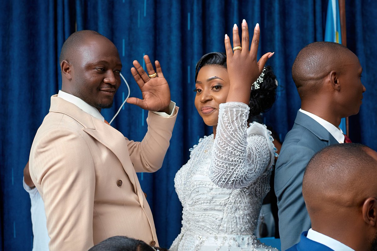 « C’est la plus belle des histoires, une histoire d’amour avec ma tendre épouse Nénette. Jour après jour, notre amour s’accroît. Puisse Dieu nous accorder une bonne vie, pleine d’amour, de joie et de bonheur, pour sa gloire. »le 27 décembre 2025