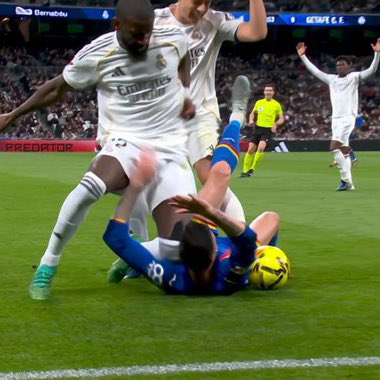 llorinski's tweet photo. Meter un rodillazo en la cara de un rival: sanción de 0 partidos

Hacer una traveta a un rival: sanción de 2 partidos

#LuMujurLuguDulMundu https://t.co/YRAgunLbtc