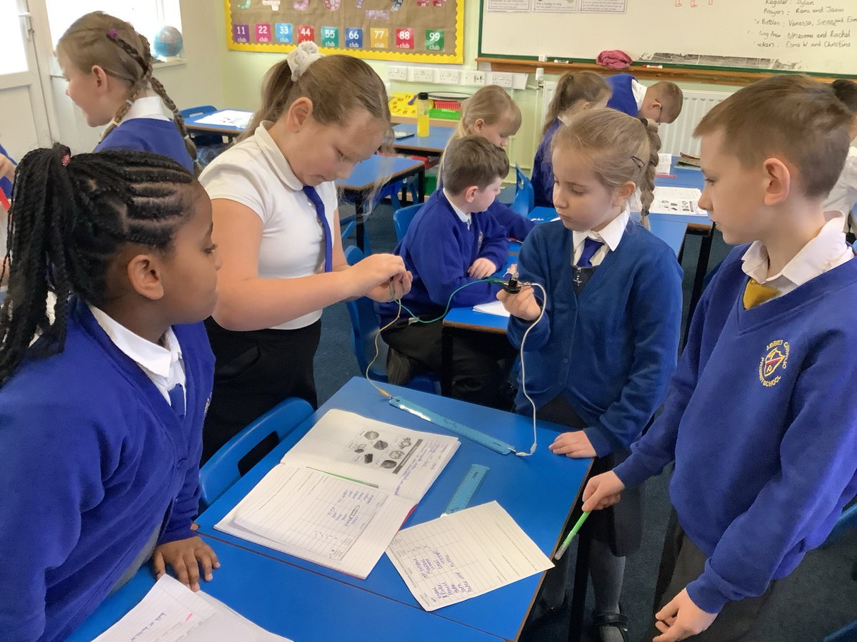 AbbeyPrimary's tweet image. #Y4 have been investigating whether materials are electrical conductors or insulators by building electrical circuits and testing different materials as part of the circuit #Science