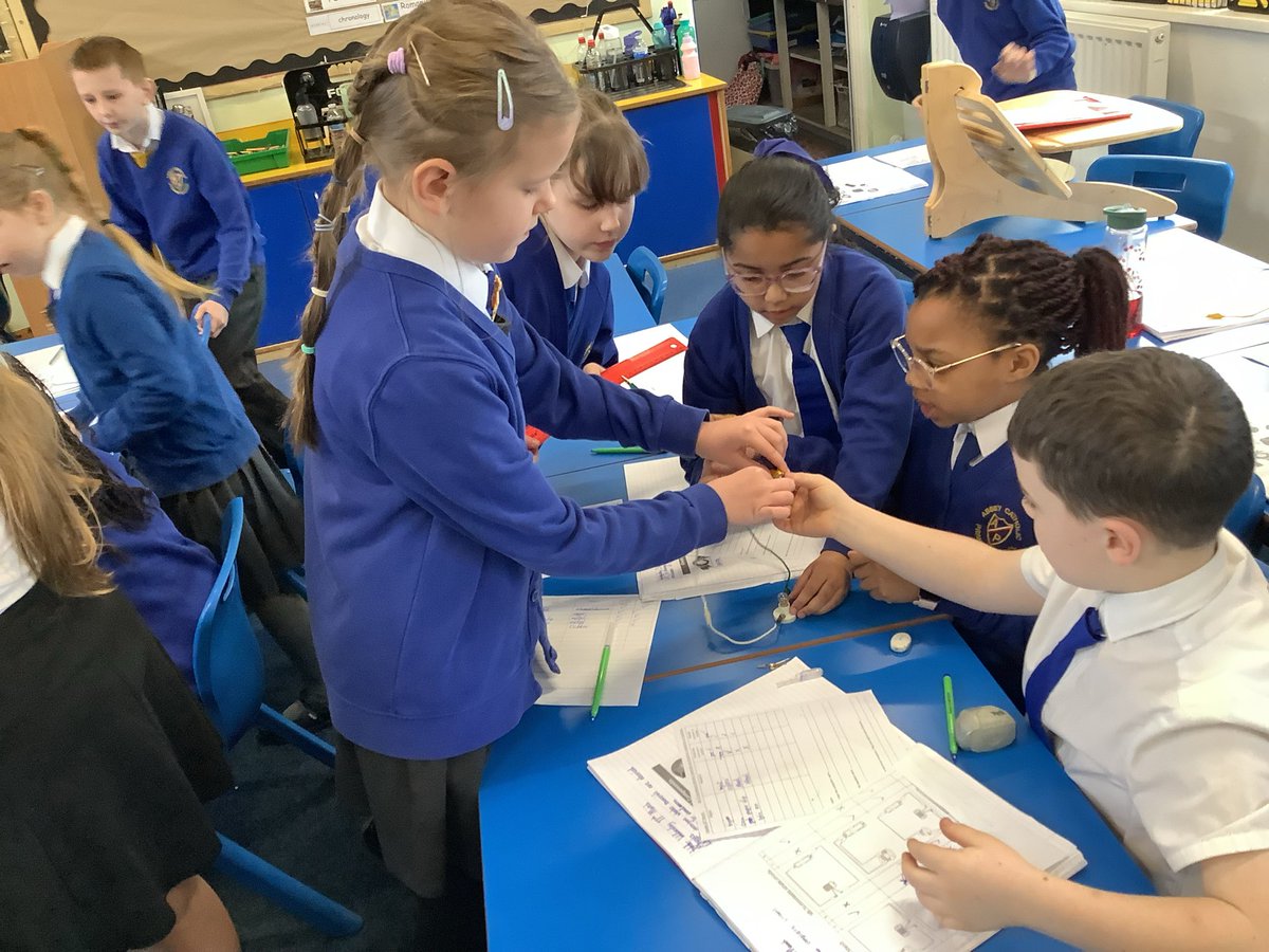 AbbeyPrimary's tweet image. #Y4 have been investigating whether materials are electrical conductors or insulators by building electrical circuits and testing different materials as part of the circuit #Science