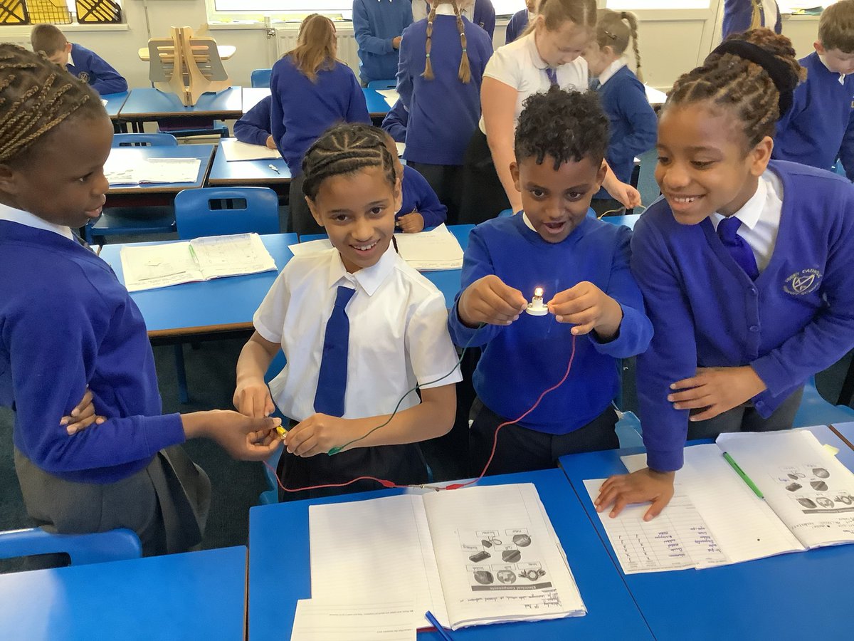 AbbeyPrimary's tweet image. #Y4 have been investigating whether materials are electrical conductors or insulators by building electrical circuits and testing different materials as part of the circuit #Science