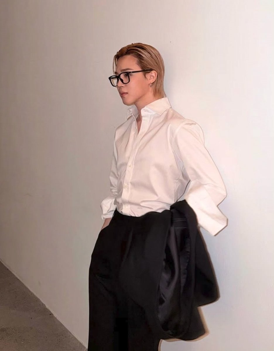 itboypop's tweet photo. there's something about him in glasses these days https://t.co/fpiTfqPtPA
