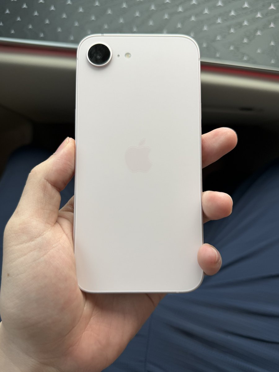 เชี่ยยยยยย ผมลืมไปเลย

iPhone 15 มันใช้ชิป A16 นี่หว่า (ผมจำผิดคิดว่า A17)
แล้ว iPhone 17e ใช้ชิป A19 

คือมันไม่ใช่ 2 ปีแล้วปะอายุห่างของชิป
มันคือ 3 ปี !!!!!!!!!!!!!!!!

เลยบอกว่า ถ้าใช้งานยาว ๆ ไม่แนะนำ iPhone 15 ครับ iPhone 17e คุ้มกว่า

สิ่งที่ขาดจาก 15 หลัก ๆ มีแค่กล้อง