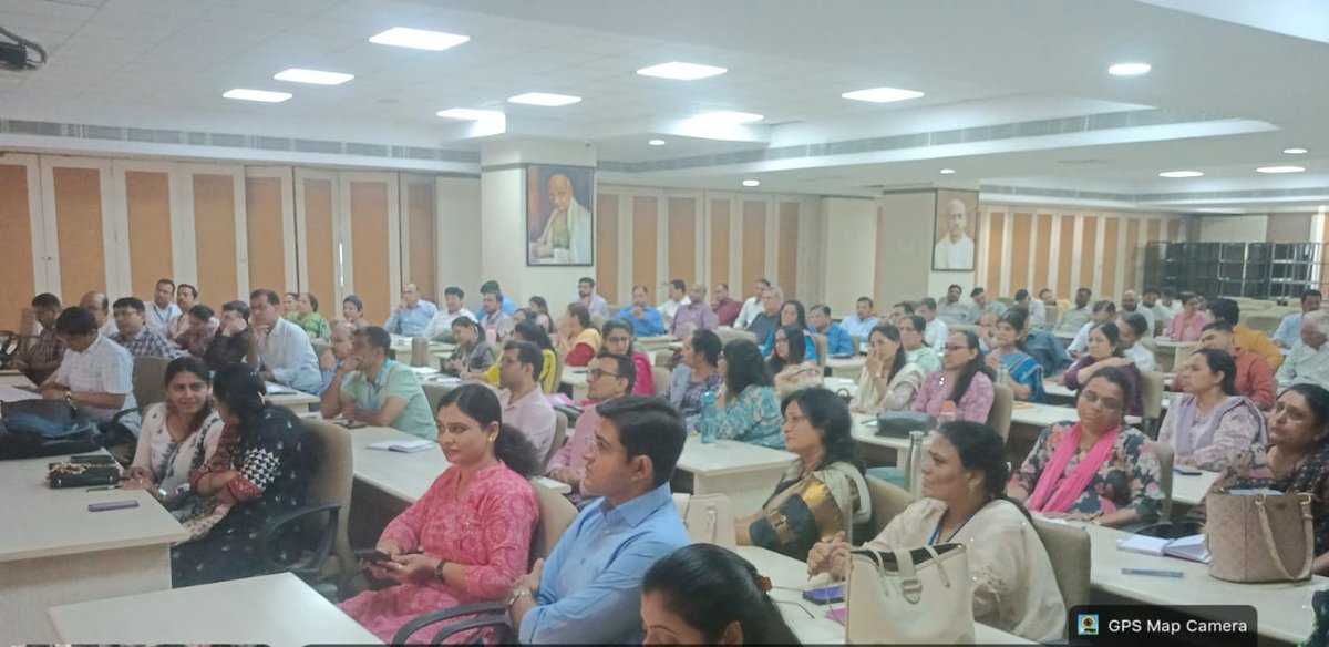 spunivgujarat's tweet image. SPUના IQAC દ્વારા ઓટોનોમસ કોલેજોના પ્રાધ્યાપકો માટે Capacity Building Program યોજાયો.
મુખ્ય અતિથિ: Prof. R. C. Patel (ભૂતપૂર્વ કુલપતિ, IITE ગાંધીનગર).
NEP-2020 મુજબ Outcome-Based Curriculum Design પર માર્ગદર્શન આપવામાં આવ્યું.
#OutcomeBasedEducation #NEP2020 #HigherEducation #SPU