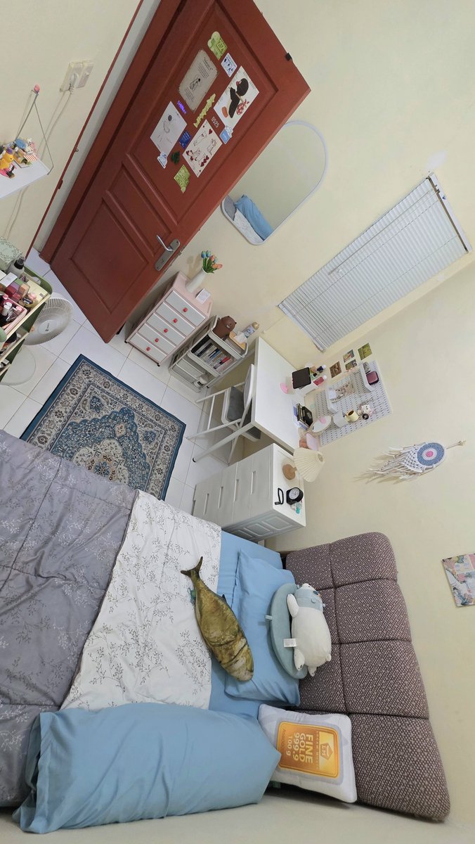 martabakismissu's tweet photo. Umur 24 baru punya kamar sendiri… gapapa kan ya?

Akhirnya bisa ngerasain punya ruang kecil yang bisa didekor sesuka hati. Alhamdulillah 🥹✨️

From this                             To this https://t.co/R663depT2J