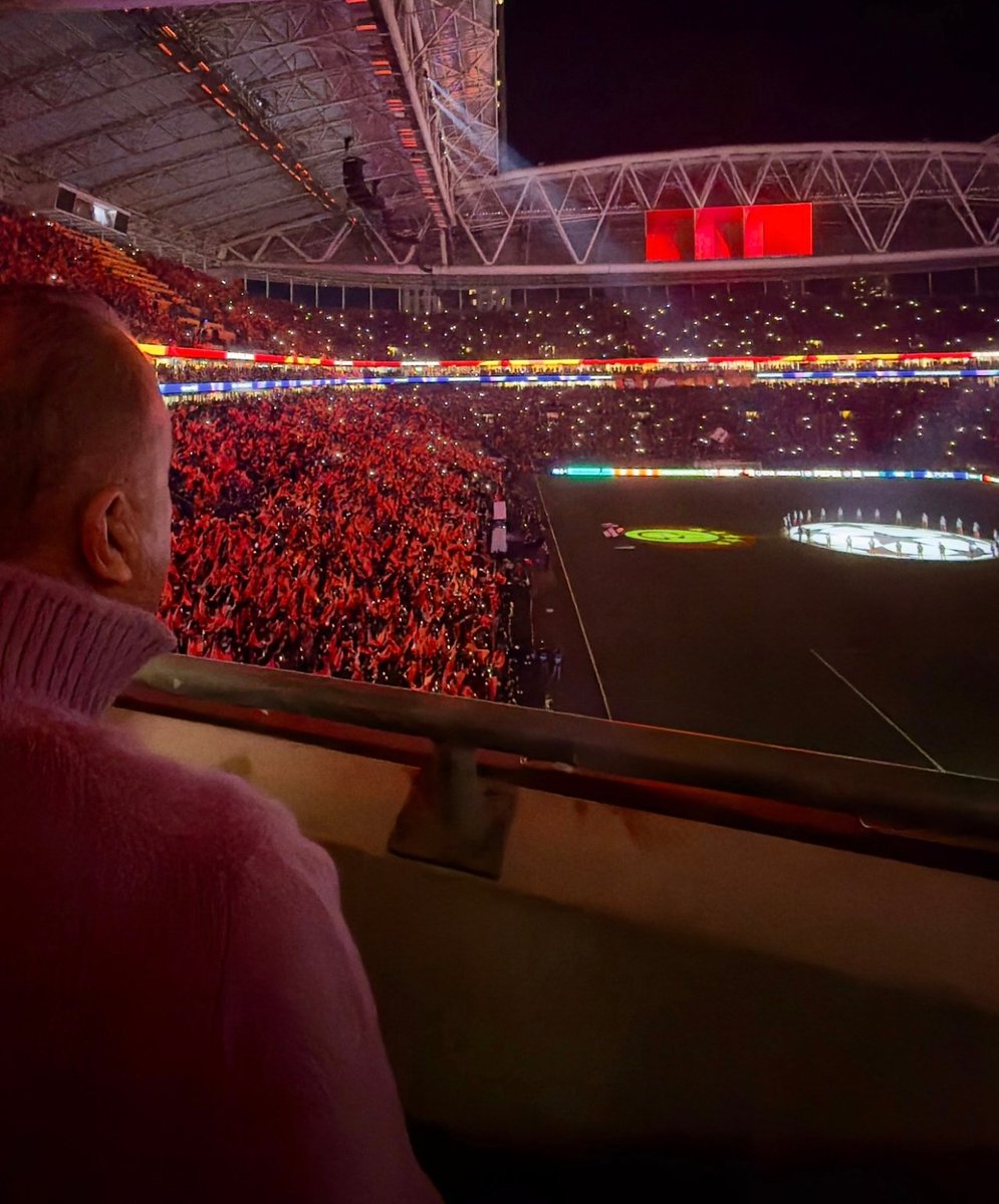 Evladının eserine gururla bakan bir baba.. 😍