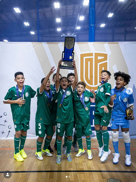 colossalmeiraz's tweet photo. #CopaFutsal Boston 🇺🇸 @Palmeiras SUB
"Muito feliz por ter conquistado o meu primeiro título internacional pelo Palmeiras. 💚🏆" @elmagojoaquim

𝗙𝗔𝗦𝗘 𝗗𝗘 𝗚𝗥𝗨𝗣𝗢𝗦

@Palmeiras  11 x 3 FC Flair 🇺🇸
1️⃣⚽️

@Palmeiras  14 x 2 District Dynamo 🇺🇸
2️⃣⚽️⚽️

@Palmeiras  26 x 3 HS Futsal 🇺🇸
6️⃣⚽️⚽️⚽️⚽️⚽️⚽️

𝗦𝗘𝗠𝗜𝗙𝗜𝗡𝗔𝗟

@Palmeiras  13 x 1 Manhattan Kickers 🇺🇸
2️⃣⚽️⚽️
🎖️ Prêmio de melhor do jogo

𝗙𝗜𝗡𝗔𝗟

@Palmeiras  5 x 0 Barcelona 🇪🇸
1️⃣⚽️

@futsalxsepakbola