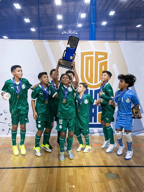 colossalmeiraz's tweet photo. #CopaFutsal Boston 🇺🇸 @Palmeiras SUB
"Muito feliz por ter conquistado o meu primeiro título internacional pelo Palmeiras. 💚🏆" @elmagojoaquim

𝗙𝗔𝗦𝗘 𝗗𝗘 𝗚𝗥𝗨𝗣𝗢𝗦

@Palmeiras  11 x 3 FC Flair 🇺🇸
1️⃣⚽️

@Palmeiras  14 x 2 District Dynamo 🇺🇸
2️⃣⚽️⚽️

@Palmeiras  26 x 3 HS Futsal 🇺🇸
6️⃣⚽️⚽️⚽️⚽️⚽️⚽️

𝗦𝗘𝗠𝗜𝗙𝗜𝗡𝗔𝗟

@Palmeiras  13 x 1 Manhattan Kickers 🇺🇸
2️⃣⚽️⚽️
🎖️ Prêmio de melhor do jogo

𝗙𝗜𝗡𝗔𝗟

@Palmeiras  5 x 0 Barcelona 🇪🇸
1️⃣⚽️

@futsalxsepakbola