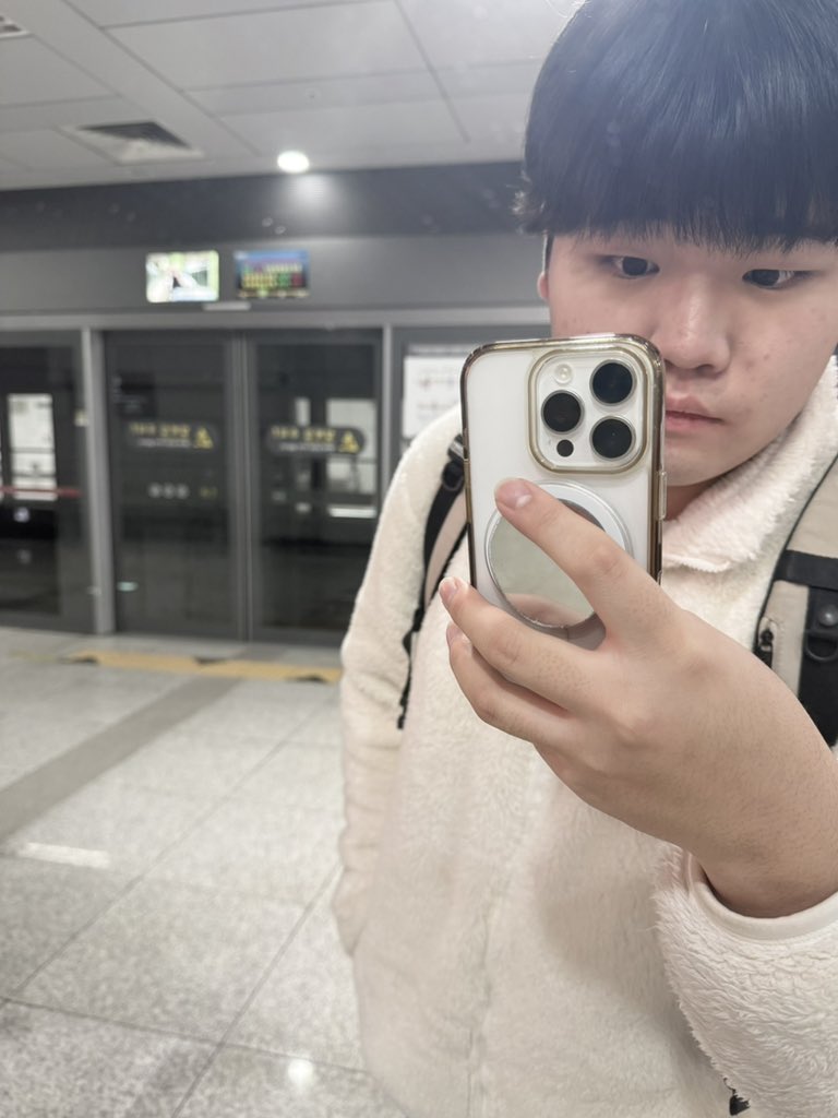 토리 tweet media