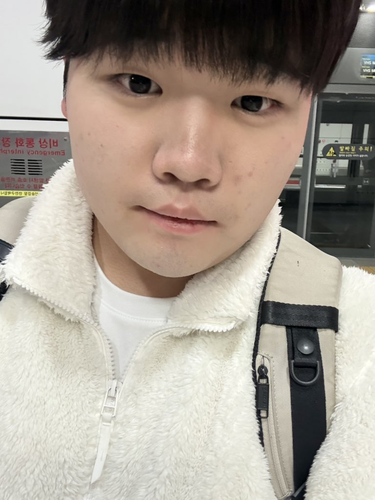 토리 tweet media