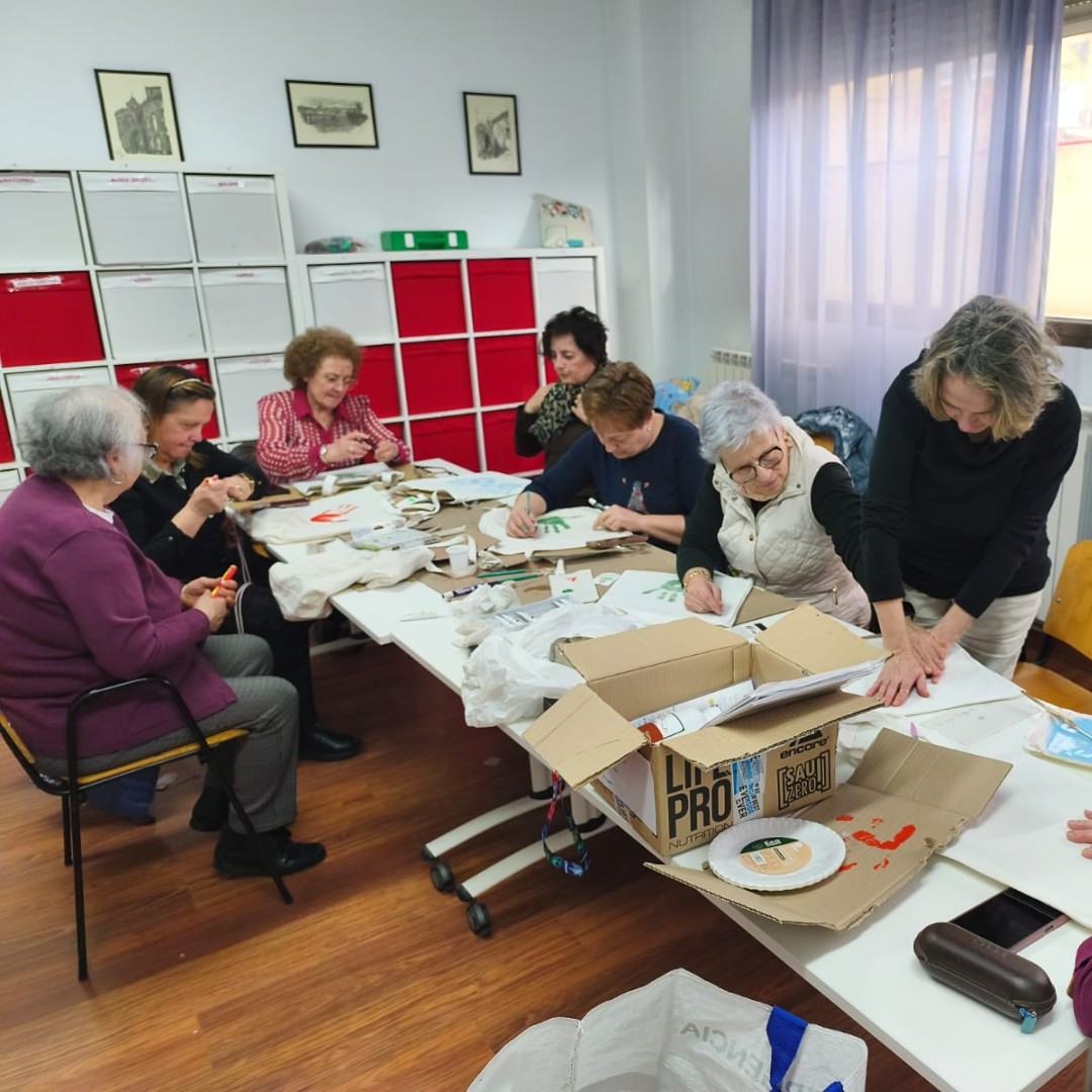 CREenZamora's tweet photo. Este taller para decorar bolsas de tela en Toro sirvió para reforzar la unión en el grupo de mujeres cuidadoras que apoyamos. 

En Cruz Roja, cuidamos también a quienes cuidan. ❤️

Financia @jcyl @familiajcyl #Cuida65CyL https://t.co/1fiJHbvl5w