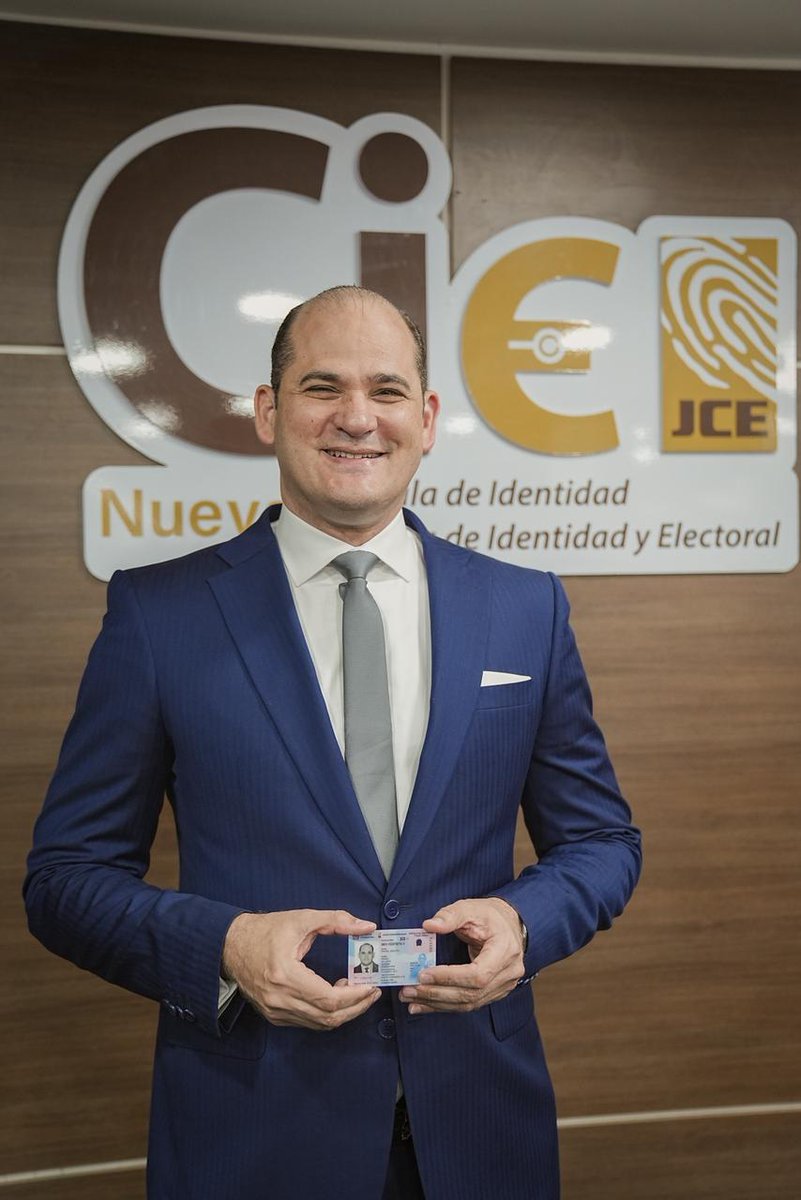 adolfoperezdl's tweet photo. Hoy obtuve mi nueva cédula de identidad y electoral, un documento que fortalece la seguridad y la identidad de cada dominicano.

Seguimos avanzando hacia un país más moderno, con instituciones que trabajan para garantizar derechos y servicios de calidad para todos. https://t.co/hkP9E9jPwi