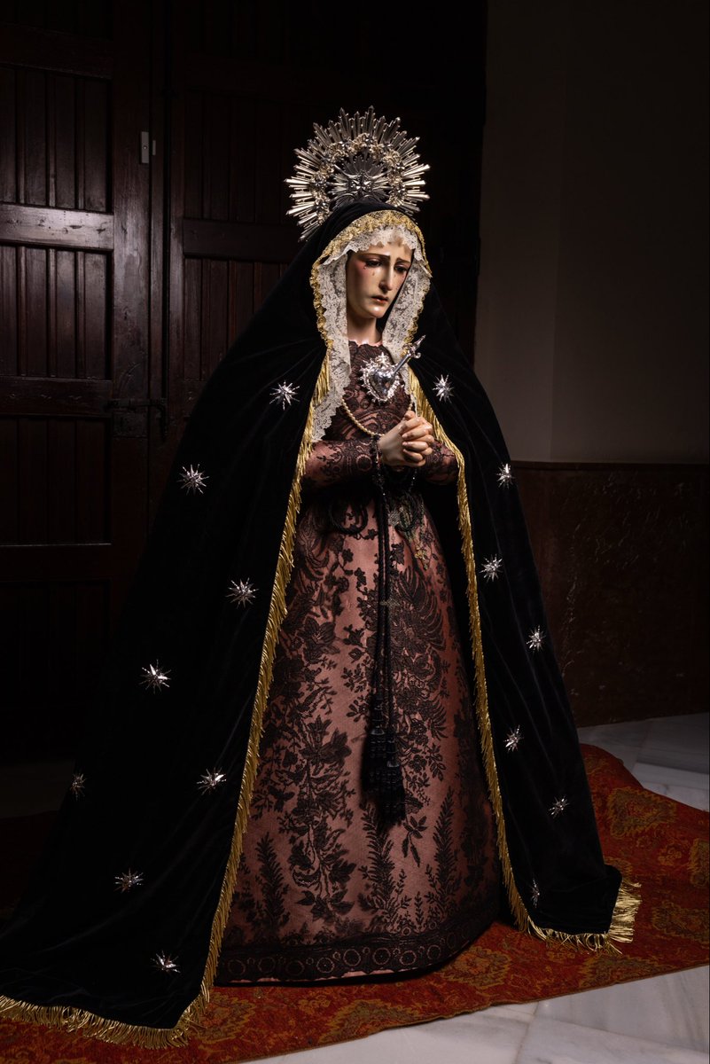 TRIDUO DE VENERACIÓN AL CRISTO YACENTE

María Santísima de la Soledad ataviada para culto. Viste el manto negro con las estrellas de plata y nueva saya de encaje chantillí negro sobre fondo de seda salmón.

📸: @lmfotoscofrades 

#VeraCruzALH 
#CofradíasMLG