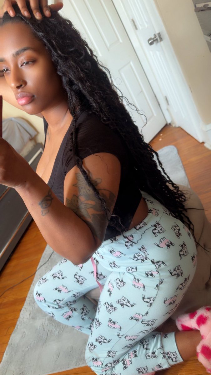 HoneyQueenJessye tweet media