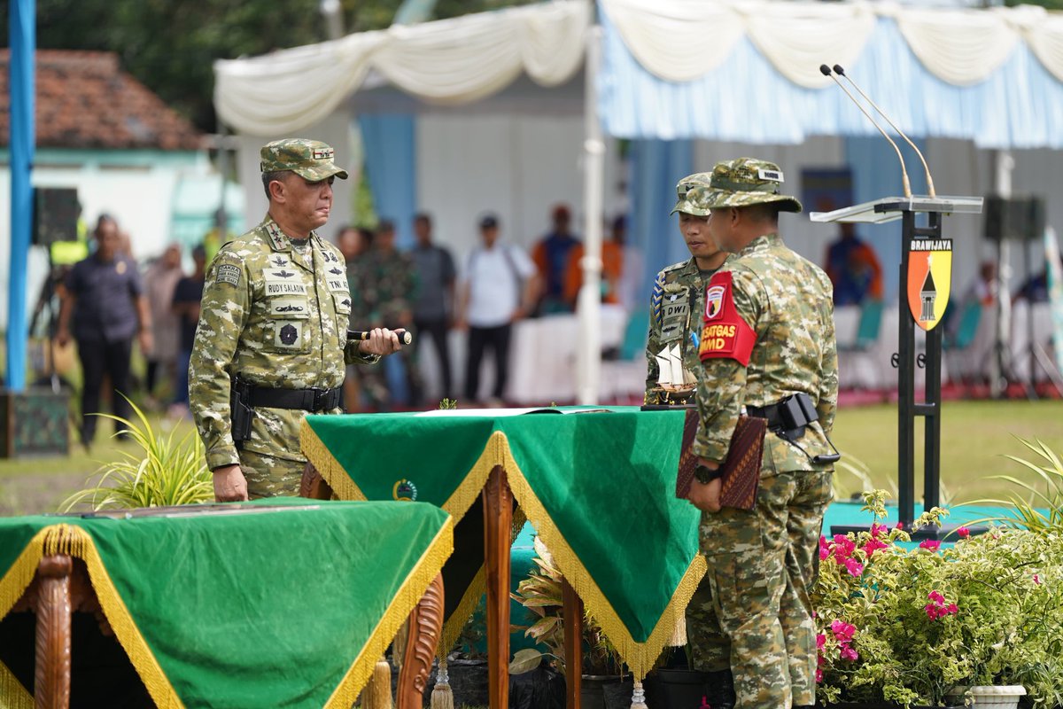 0819Kodim's tweet photo. Pangdam V/Brawijaya Tutup TMMD Ke-127 Kodim 0819/Pasuruan

Program TNI Manunggal Membangun Desa (TMMD) ke-127 Kodim 0819/Pasuruan resmi ditutup oleh Pangdam V/Brawijaya Mayjen TNI Rudy Saladin, M.A., dalam upacara di Desa Wonosari, Kecamatan Gondangwetan, Kabupaten Pasuruan. https://t.co/g2Czlff8F7