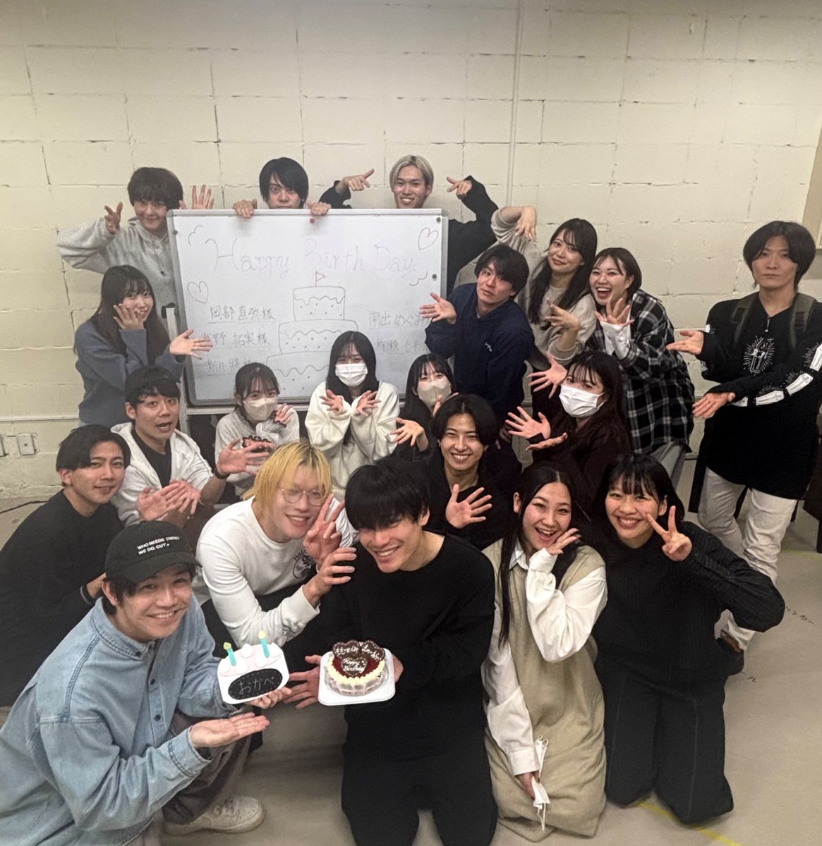 本日は3月前半にお誕生日の皆様をお祝い🎂✨️

岡部直弥さん（<a href="/naoya1307/">岡部直弥</a>）
真野拓実さん（<a href="/wharheit_mano/">真野拓実</a>）
南出めぐみさん（<a href="/Me9minami/">南出めぐみ</a>）
片瀬ももさん（<a href="/katasemomo_/">片瀬もも|もったむ</a>）
新井將さん（<a href="/sho_arai555/">新井 將</a>）

両チーム一緒にお祝いができ、稽古場も一段と活気づきました👏

#エルホス2026
#あみてぃ〜くらぶ