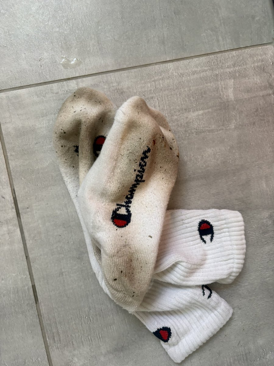Wer will diese richtig durchgetragenen Socken haben? Ab in die DMs 😈

#findomalpha #findom #cashmaster #twink #sub #master #cashslave #alphamaster #zahlsklave #feet #foot #feetworship #feetboy #nike #tn #sneaker #sneakerhead
#sneakerworship