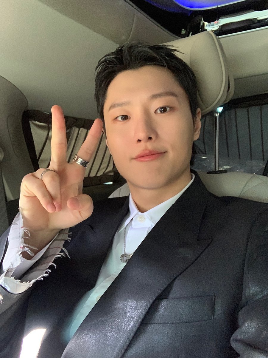 c_woodzofficial's tweet photo. [📷]
260311 유 퀴즈 온 더 블럭

우즈의 단단한 뿌리가 어떻게 내렸는지
차근히 들어볼 수 있었던 유퀴즈➰

지금부터 여니 안아주는 시간 갖겠습니다
다같이 여니 안아 🧡🫂💙

(*정차 중 촬영한 사진입니다.)

#WOODZ #우즈 
#유퀴즈온더블럭 https://t.co/YwC5gf5tRN