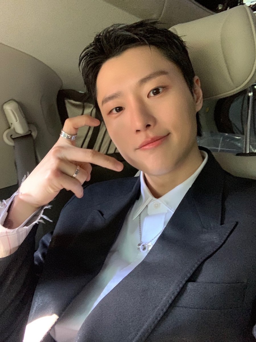 c_woodzofficial's tweet photo. [📷]
260311 유 퀴즈 온 더 블럭

우즈의 단단한 뿌리가 어떻게 내렸는지
차근히 들어볼 수 있었던 유퀴즈➰

지금부터 여니 안아주는 시간 갖겠습니다
다같이 여니 안아 🧡🫂💙

(*정차 중 촬영한 사진입니다.)

#WOODZ #우즈 
#유퀴즈온더블럭 https://t.co/YwC5gf5tRN