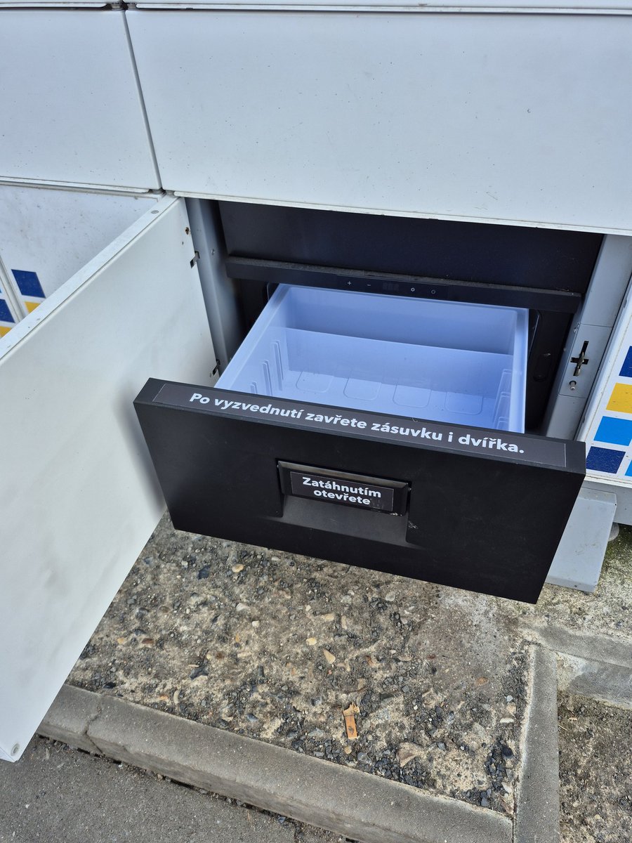 sunicko's tweet image. Měl jsem u doručování léků do balíkomatů obavy ohledně teplotních výkyvů. 

Tak hlásím, že @Alzacz je už připravena. Poprvé jsem potkal tento výdejní box, který nepochybně chrání zboží před výkyvy teplot. 

Nechal jsem si doručovat věci na synkův kašel. #thumbsup