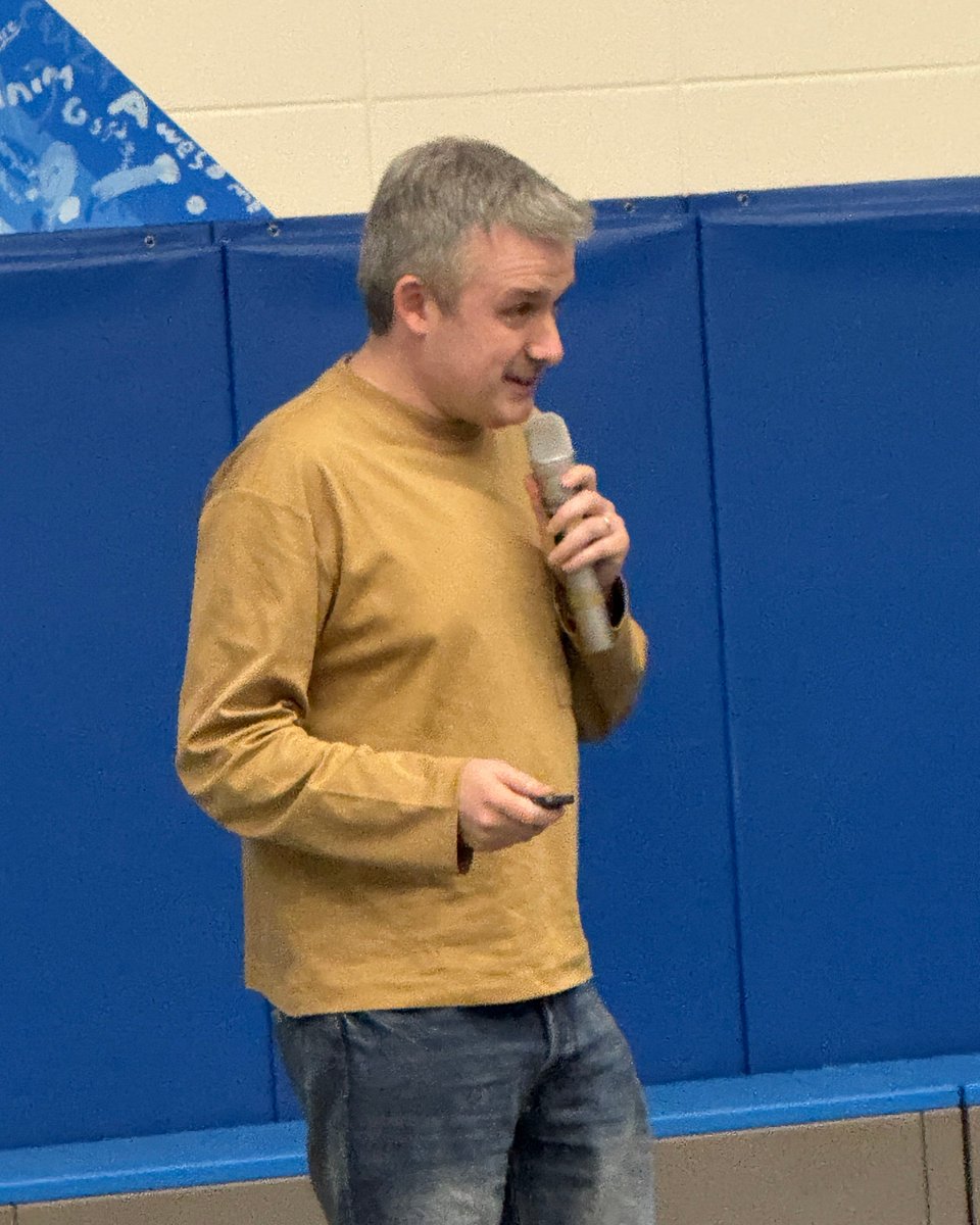 LongmontEstates's tweet photo. Huge thanks to Neil Sharpson and @dsantat for visiting our K–2 students! Don't Trust Fish had everyone in stitches, and the mini drawing lesson was a total hit. Such a fun, creative day! @SVVSDsupt @BuchlerStVrain https://t.co/e1JV2jjhAK