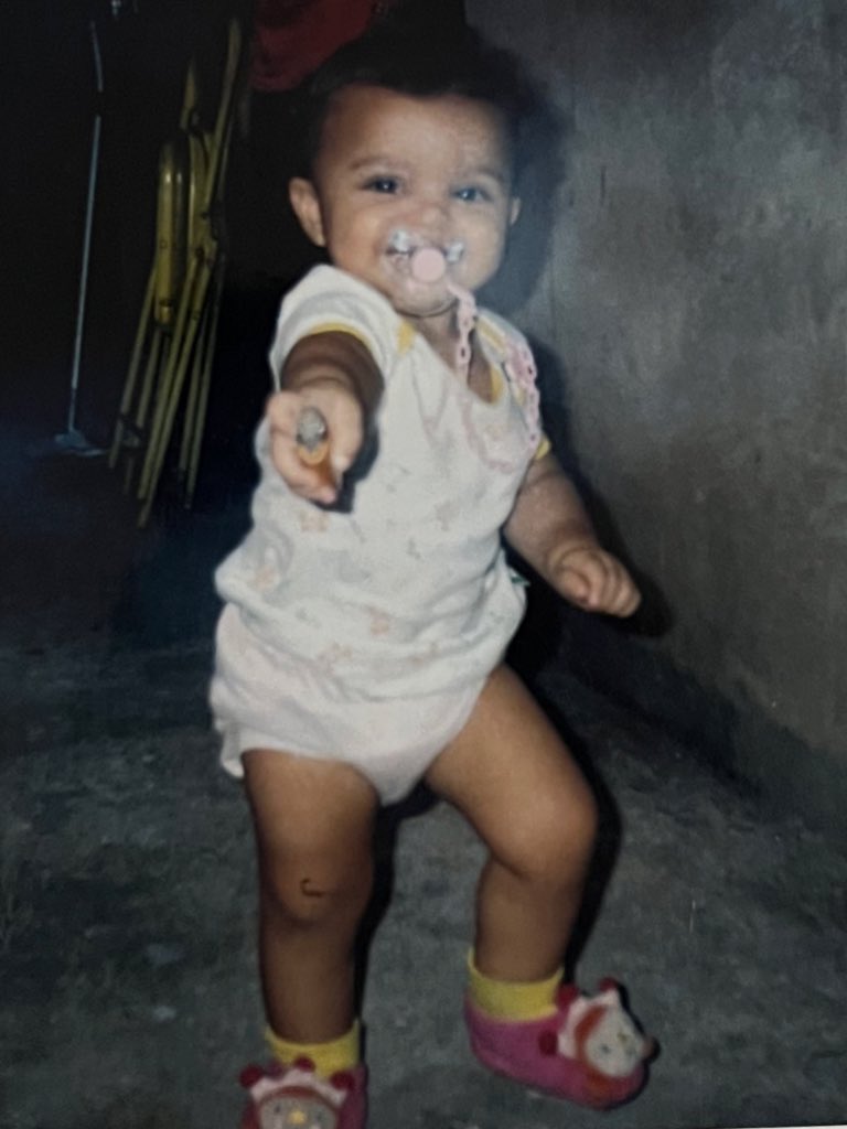 julia_lyra021's tweet photo. a mini juju e sua sapatilha super estilosa https://t.co/LvqFDC3atd