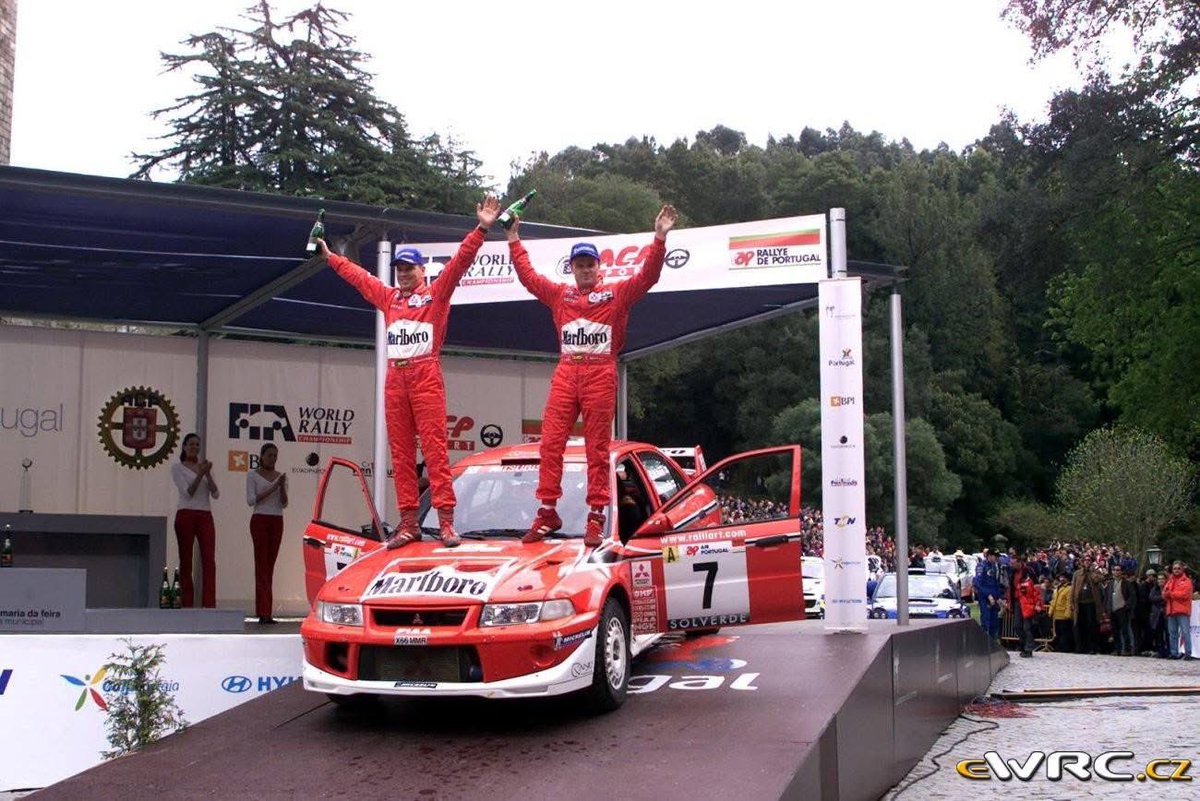 2001 Live tweet media