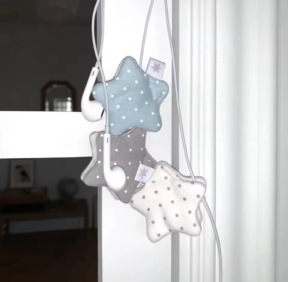 별 줄감개라니 너무너무 귀여워서 3개 세트로 사서 밤티 충전기 선 가려주고 싶다