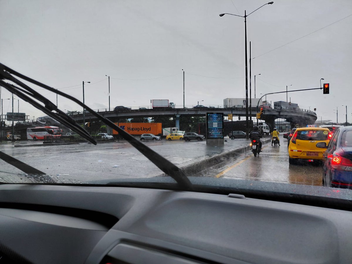 alexandrap115's tweet photo. @EmergenciasEc @ATMGuayaquil cual es el horario permitido para este tipo de vehículos ? Por el terminal terrestre de Guayaquil es común ver a toda hora del día estos trailers, no deberían ir por estas vías ya que tienen vías determinadas.
Las autoridades no dicen nada. https://t.co/79wX0qL5fT