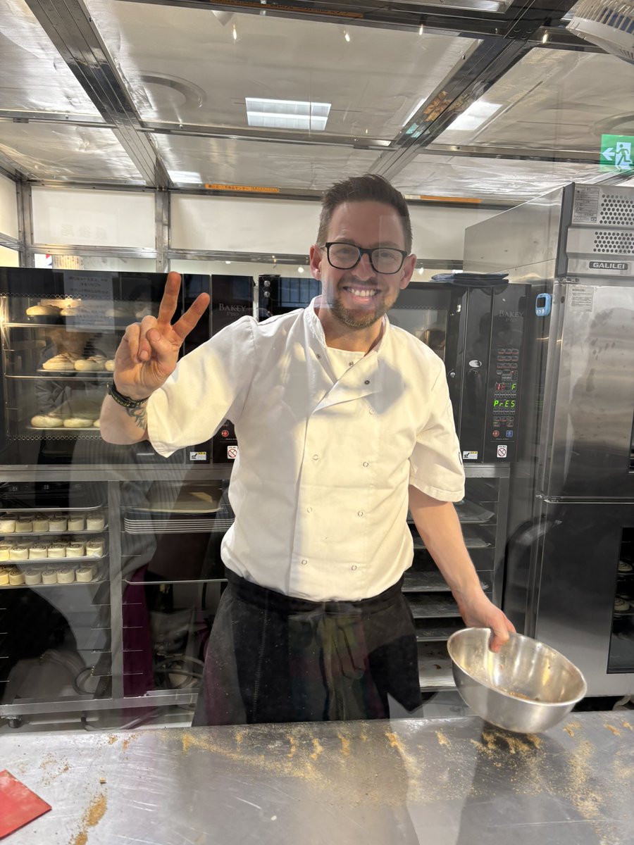 英国展購入品🇬🇧
ブルームーンさんでスコーンとケーキ全種くださいしてきた🌙
こちらのケーキは絶品なので大満足です🥰(ケーキはタッパー保存するので蓋の上で失礼)
ライアン氏のシナモンロールは1年ぶり😊今年もファンサいただきました✌️
クランペットは2店食べ比べするのが楽しみ