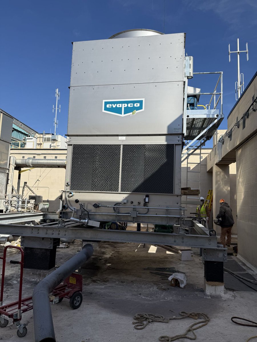 EVAPCO_Inc's tweet image. Thanks to one of our followers for sharing these photos of an EVAPCO unit being lifted into place at the El Paso County Court. Installations like this are a reminder that reliable cooling depends on more than equipment alone.

#EVAPCO #Installation #CoolingSolutions