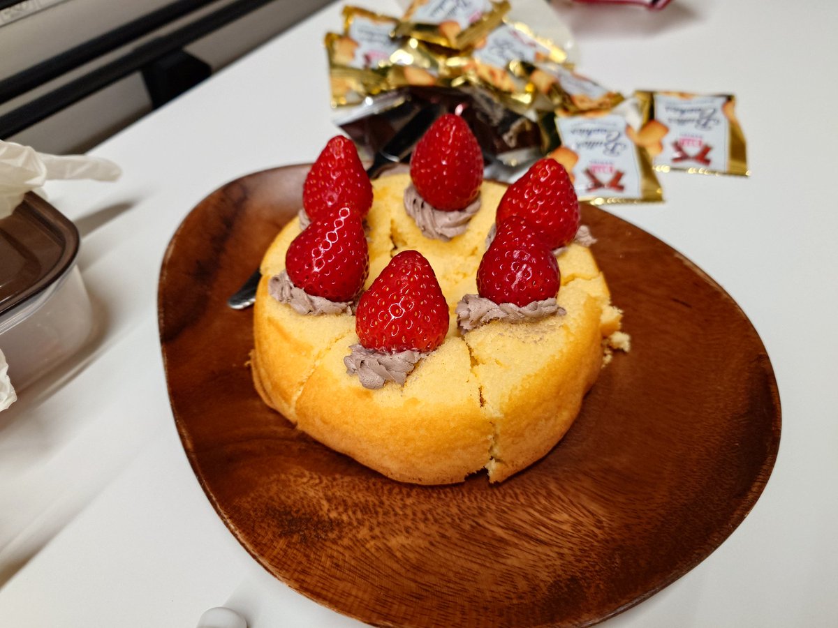 umeko3fpv's tweet photo. 今日は、WTW甲府100回記念でした。なんとサプライズでケーキが…
さらにサプライズでレース中、ペラがとれました…くぅ～😓
参加された皆様、ありがとうございました。これからもよろしくおねがいします✨ https://t.co/Rdj5tqhKXX