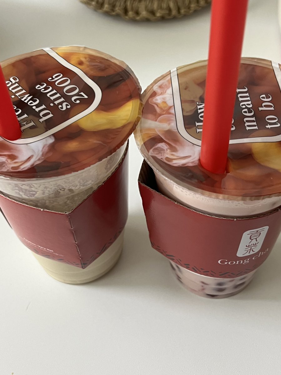 _zzzzz222's tweet photo. 유튜버들 공차 먹방 보는데 막 꿀-꺽 꿀-꺽 
너~~~~뮤 맛나게 먹어서
어머머 나도나도 하고 당도 30으로 시켰는데도
둘다 반절 먹고 꿀잠 잠 https://t.co/kHuXxBRgCi