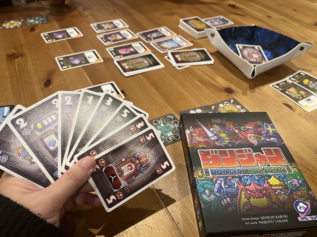 昨日ダンジャンとキンドロの完成版をかぶけんさん(<a href="/KABU_KEN65/">ゲームNOWA@かぶけん@</a> )に遊ばせていただきました😊

キンドロ面白いです！
フレドラ大賞の一次通過も納得です！
カードを出すか、場から1枚回収するかを選び、数字がアップダウンする系のゴーアウトゲーム🃏