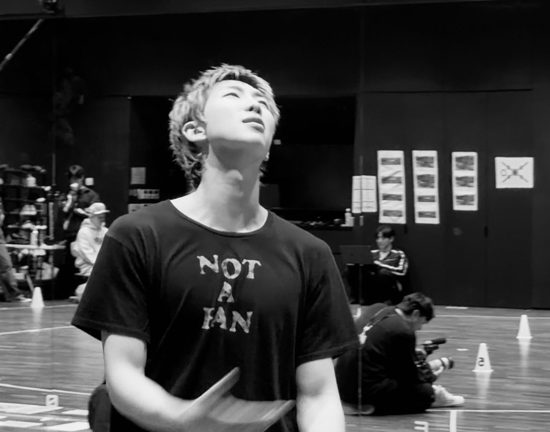 es el namjoon de un universo alterno que estudio artes escénicas