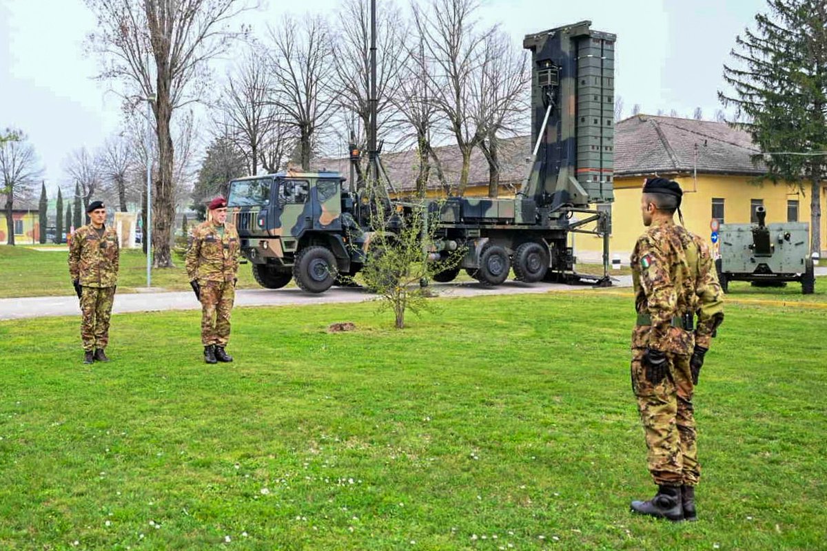 Esercito's tweet photo. Il Capo di SM dell’#EsercitoItaliano, Gen. C.A. Carmine #Masiello, a #Mantova, per il Centenario della costituzione del 4° rgt Artiglieria controaerei “Peschiera”: “Questo primo centenario del reggimento non rappresenta un traguardo definitivo, ma l’inizio di un nuovo percorso. Un cammino che si prospetta impegnativo e che richiede sempre maggiore consapevolezza, spirito di #servizio e senso di responsabilità.
Oggi la #sicurezza non può essere data per scontata: deve essere costruita, mantenuta e difesa ogni giorno. Il nostro #Esercito sta affrontando una profonda trasformazione strutturale con l’obiettivo di diventare uno strumento sempre più moderno, tecnologicamente avanzato e capace di rispondere alle sfide del nuovo scenario #internazionale, nonché alle aspettative che la #Nazione ripone in noi. In questo contesto, la protezione dalle minacce provenienti dalla terza dimensione rappresenta una delle principali direttrici di #sviluppo.
È fondamentale, tuttavia, ricordare che la risorsa umana è stata e resterà sempre il principale sistema d’arma. L’#addestramento rappresenta la migliore garanzia per ogni #soldato. Ma #tecnologia e preparazione, da sole, non bastano: servono i valori, gli stessi per i quali tanti hanno sacrificato la propria vita. Senza questi #valori non esistono identità, missione, né un Esercito degno di questo nome.
A tutti voi che avete contribuito a rendere grande questa Unità rivolgo il mio più sincero ringraziamento e l’abbraccio dell’Esercito”.