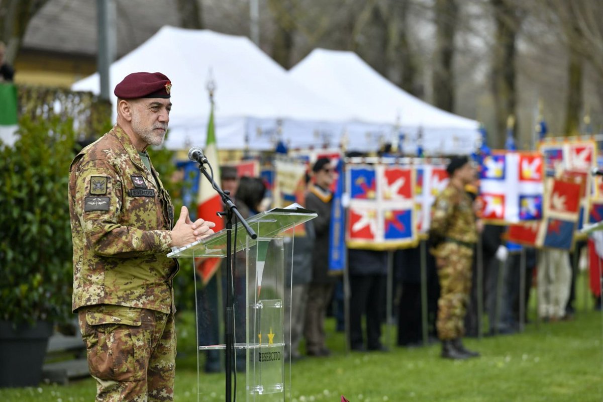Esercito's tweet photo. Il Capo di SM dell’#EsercitoItaliano, Gen. C.A. Carmine #Masiello, a #Mantova, per il Centenario della costituzione del 4° rgt Artiglieria controaerei “Peschiera”: “Questo primo centenario del reggimento non rappresenta un traguardo definitivo, ma l’inizio di un nuovo percorso. Un cammino che si prospetta impegnativo e che richiede sempre maggiore consapevolezza, spirito di #servizio e senso di responsabilità.
Oggi la #sicurezza non può essere data per scontata: deve essere costruita, mantenuta e difesa ogni giorno. Il nostro #Esercito sta affrontando una profonda trasformazione strutturale con l’obiettivo di diventare uno strumento sempre più moderno, tecnologicamente avanzato e capace di rispondere alle sfide del nuovo scenario #internazionale, nonché alle aspettative che la #Nazione ripone in noi. In questo contesto, la protezione dalle minacce provenienti dalla terza dimensione rappresenta una delle principali direttrici di #sviluppo.
È fondamentale, tuttavia, ricordare che la risorsa umana è stata e resterà sempre il principale sistema d’arma. L’#addestramento rappresenta la migliore garanzia per ogni #soldato. Ma #tecnologia e preparazione, da sole, non bastano: servono i valori, gli stessi per i quali tanti hanno sacrificato la propria vita. Senza questi #valori non esistono identità, missione, né un Esercito degno di questo nome.
A tutti voi che avete contribuito a rendere grande questa Unità rivolgo il mio più sincero ringraziamento e l’abbraccio dell’Esercito”.