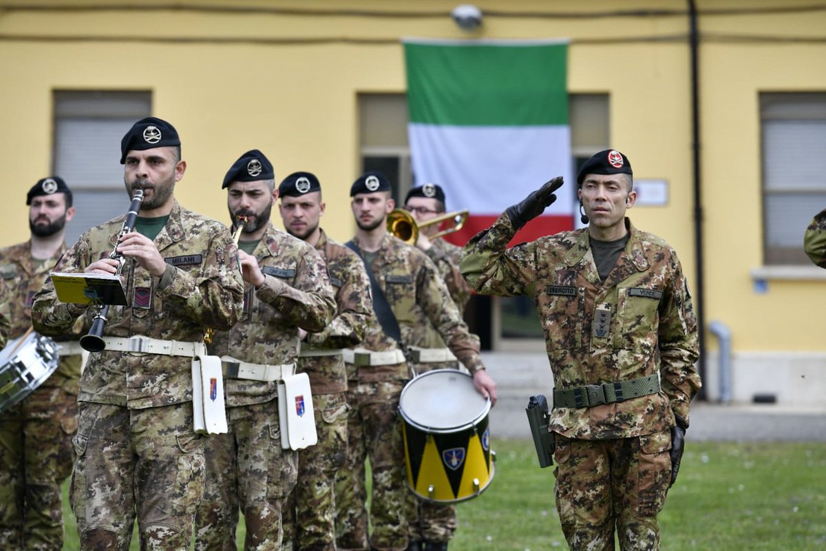 Esercito's tweet photo. Il Capo di SM dell’#EsercitoItaliano, Gen. C.A. Carmine #Masiello, a #Mantova, per il Centenario della costituzione del 4° rgt Artiglieria controaerei “Peschiera”: “Questo primo centenario del reggimento non rappresenta un traguardo definitivo, ma l’inizio di un nuovo percorso. Un cammino che si prospetta impegnativo e che richiede sempre maggiore consapevolezza, spirito di #servizio e senso di responsabilità.
Oggi la #sicurezza non può essere data per scontata: deve essere costruita, mantenuta e difesa ogni giorno. Il nostro #Esercito sta affrontando una profonda trasformazione strutturale con l’obiettivo di diventare uno strumento sempre più moderno, tecnologicamente avanzato e capace di rispondere alle sfide del nuovo scenario #internazionale, nonché alle aspettative che la #Nazione ripone in noi. In questo contesto, la protezione dalle minacce provenienti dalla terza dimensione rappresenta una delle principali direttrici di #sviluppo.
È fondamentale, tuttavia, ricordare che la risorsa umana è stata e resterà sempre il principale sistema d’arma. L’#addestramento rappresenta la migliore garanzia per ogni #soldato. Ma #tecnologia e preparazione, da sole, non bastano: servono i valori, gli stessi per i quali tanti hanno sacrificato la propria vita. Senza questi #valori non esistono identità, missione, né un Esercito degno di questo nome.
A tutti voi che avete contribuito a rendere grande questa Unità rivolgo il mio più sincero ringraziamento e l’abbraccio dell’Esercito”.