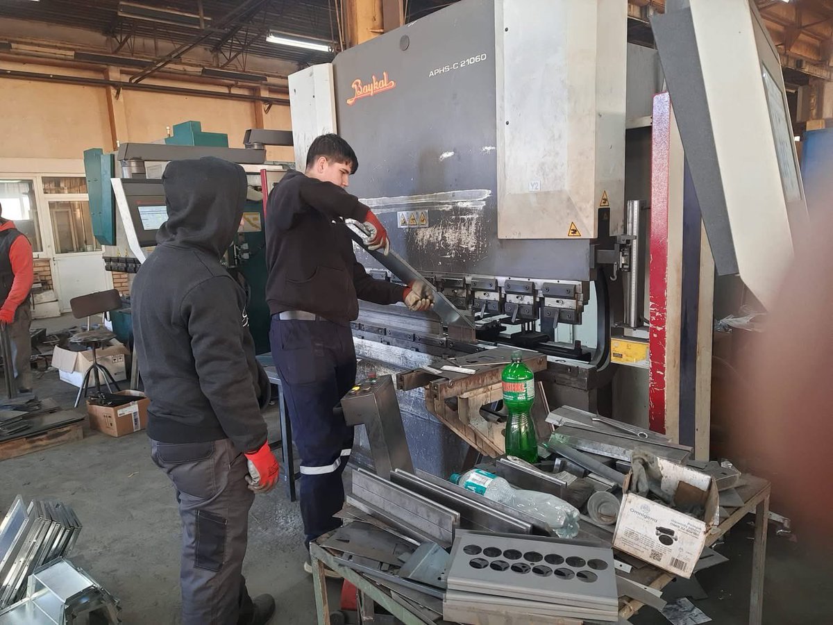 Erasmus+ kapsamında Makedonya’daki Milkuz Fabrikasında staj yapan 7 öğrencimiz, üretim hattında gazaltı kaynağı ve kontrol süreçlerinde mesleki becerilerini geliştiriyor. 🔧