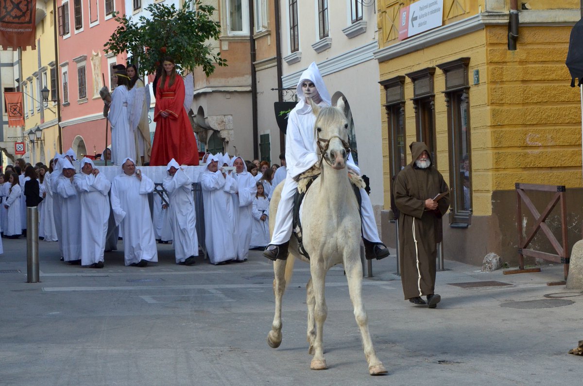 Vydejte se s městem Tábor do partnerské Škofja Loky 🇸🇮🚌 10.–12. 4. 2026! Čekají vás unikátní pašijové hry UNESCO 🎭 s více než 1 000 účinkujícími, které se konají jen 1× za 6 let. Více info: Dominika Holečková 📞 381 486 111 ✨