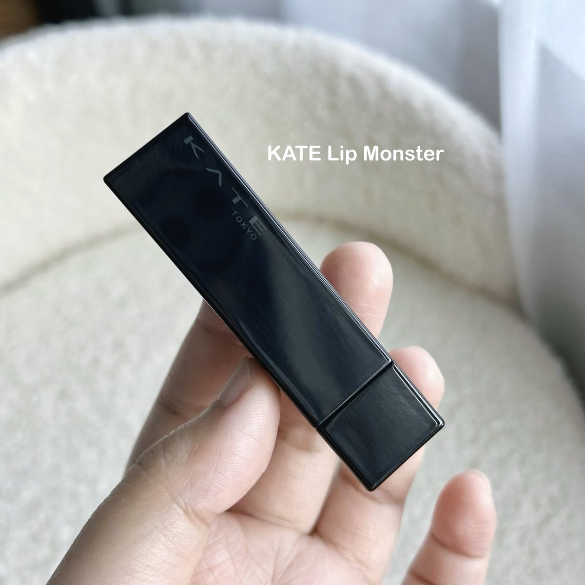 melike_meshare's tweet image. KATE LIP MONSTER  คือเริ่ดจริง เนื้อดีมาก ทาแล้วสวยแพง ผู้ดี ไม่เอะอะ มีความฉ่ำวาวในตัว ปากดูอิ่มสุขภาพดีเหมือนดื่มน้ำเพียงพอ ความจึ้งคือติดทนด้วย เห็นเนื้อแบบนี้แต่ทิ้ง stain ชัดเลยล่ะ #ใช้ดีบอกต่อ #KATE #KATELIPMONSTER