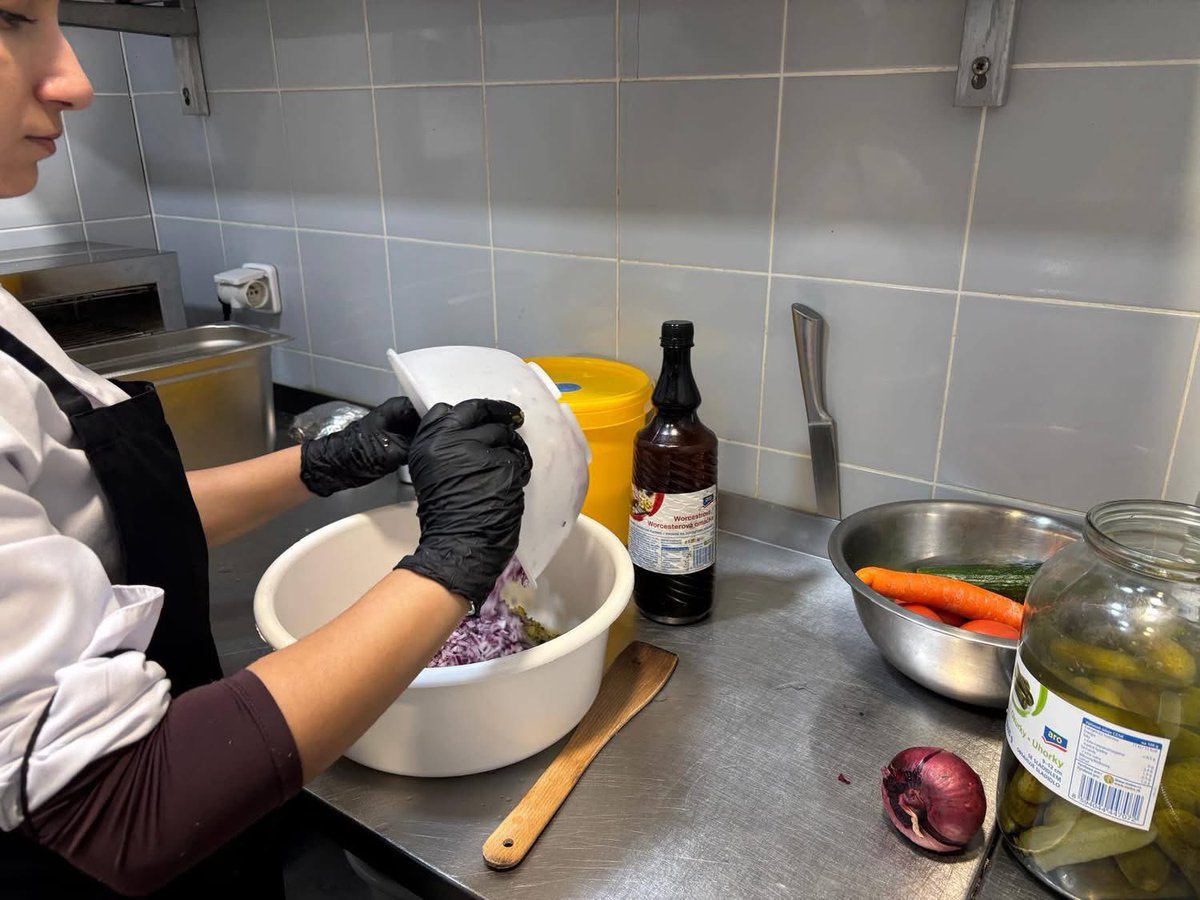 Yiyecek İçecek Hizmetleri öğrencilerimiz, Çek mutfağına özgü Tatarská sosunu uygulamalı olarak hazırladı.