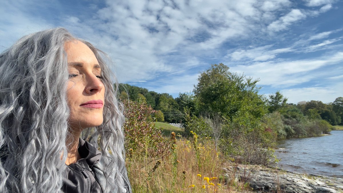 Put the phone down. Reconnect with the world around you. Your 2026 awakening starts now: go.wellnessrising.net/rise-2026 🧘‍♀️✨🌿