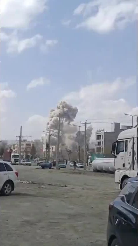 TrendingChapter's tweet photo. 🚨War Update : 🇺🇸 🇮🇱 vs 🇮🇷
Attack still continues.
American/Israeli airstrikes against several strategic and military sites in the Kurdish city of Marivan.
#Iran #Irán #Israël #Israel #USA #America #Airstrike #Kurdish #Marivan #IranIsraelWar #IranUSWar #War #WorldWar3 https://t.co/WCMLPQfnjF
