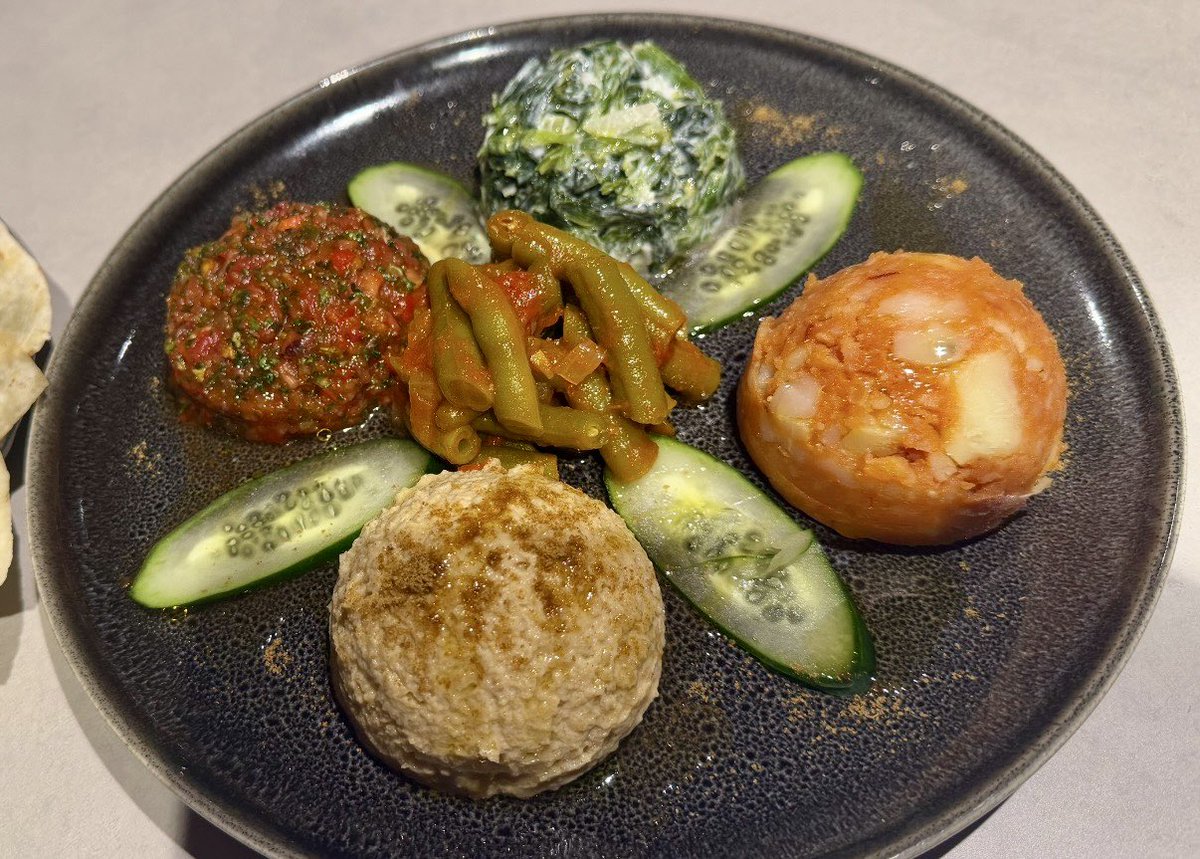 トルコ出身の友人に誘われて、イスラム教のラマダンの日中の断食終了後の食事イフタールに参加してきました。まずは前菜盛り合わせ。下から時計回りに、ひよこ豆のペースト「ホンモス」、ピリ辛のトマト野菜ディップの「アジュル・エズメ」、ほうれん草のヨーグルトあえ、トマト風味ポテサラ。（続く）