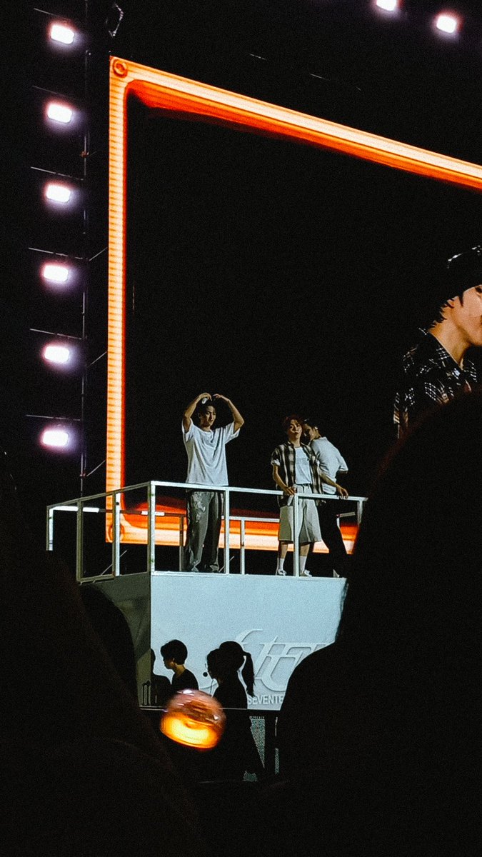 migooberry's tweet photo. dear seventeen, i'll cherish these moments forever. until our paths cross again💖🙌🏻💫

#SEVENTEEN_NEW_IN_SINGAPORE 
@pledis_17 https://t.co/CrZISelegN
